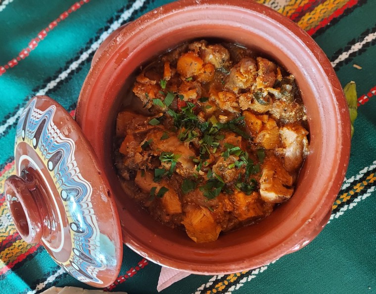 kavarma served in a clay pot