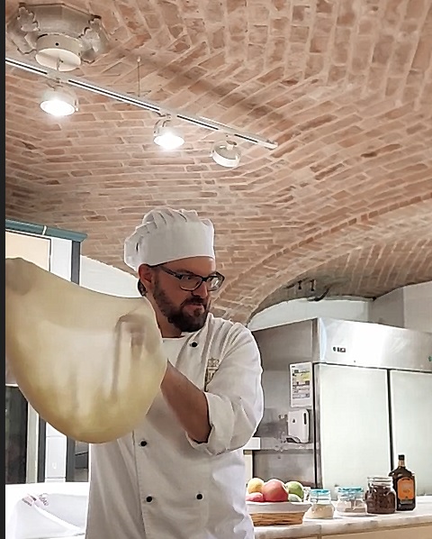 Throwing the dough in the air - a complete strudel show