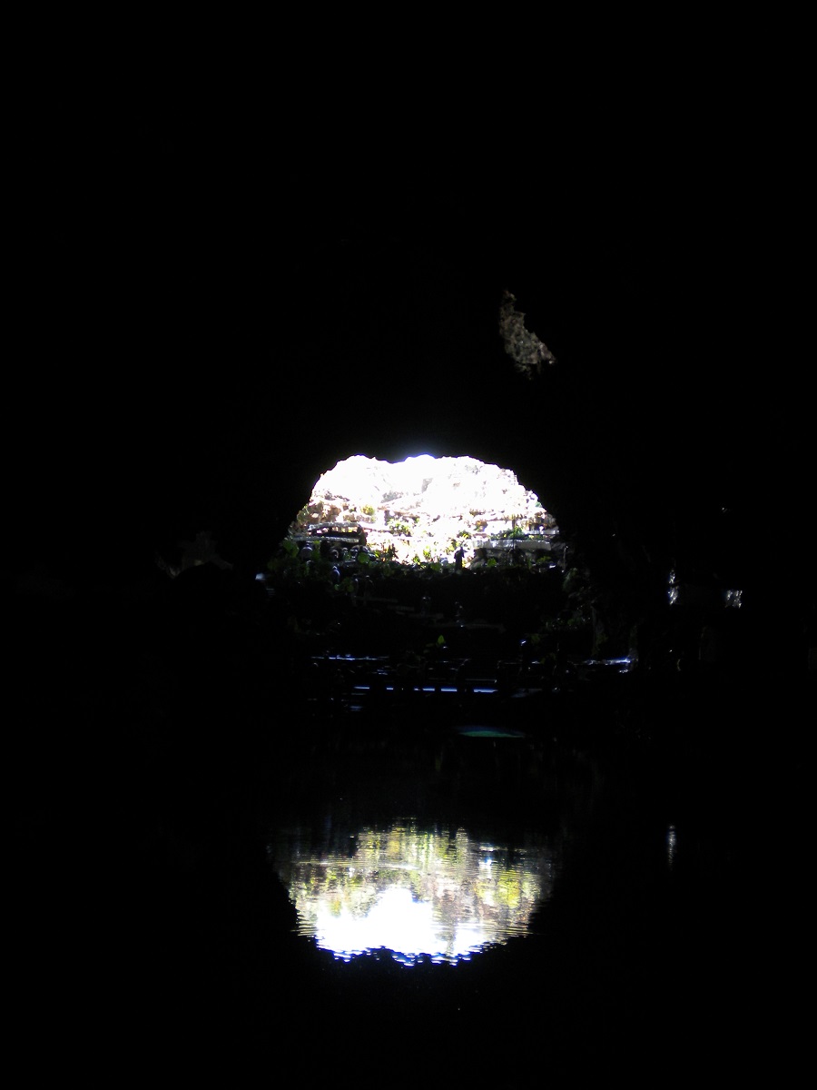 The opening and light effect of the opening in the Jameo Chico