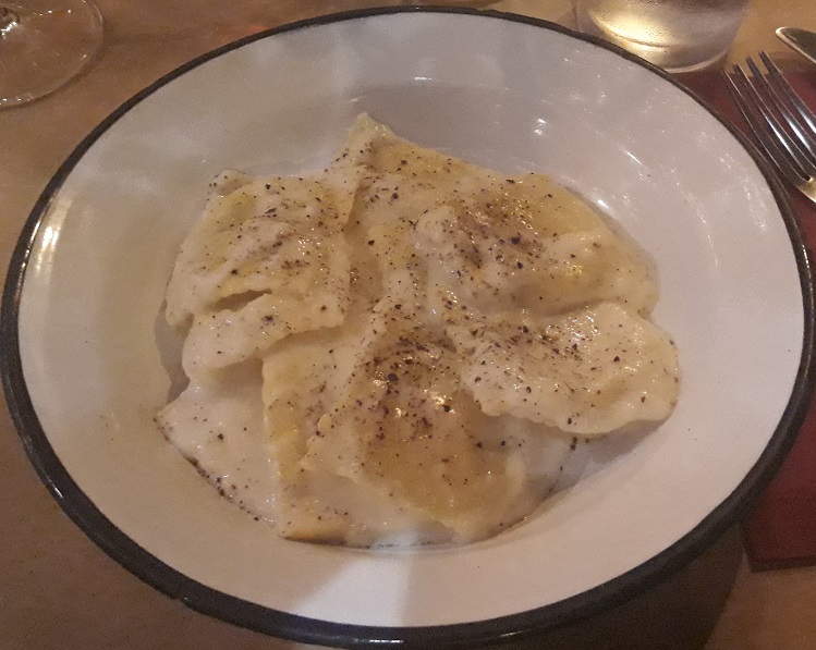 Pasta cacio e pepe, one of the best dishes to try in Rome