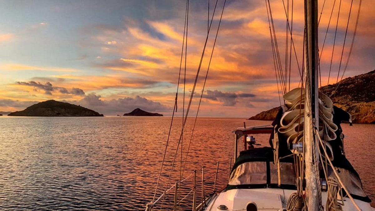 Sailboat hitchhiking