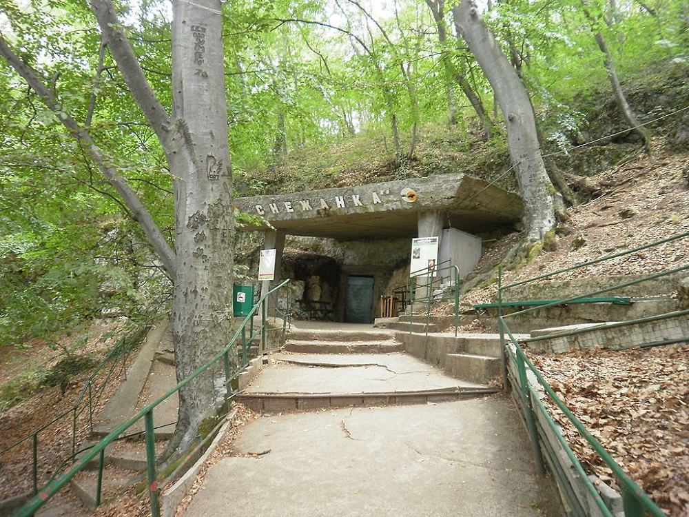 The entrance to the cave, at the end of an uphill path, a great place to visit close to Peshtera Bulgaria.